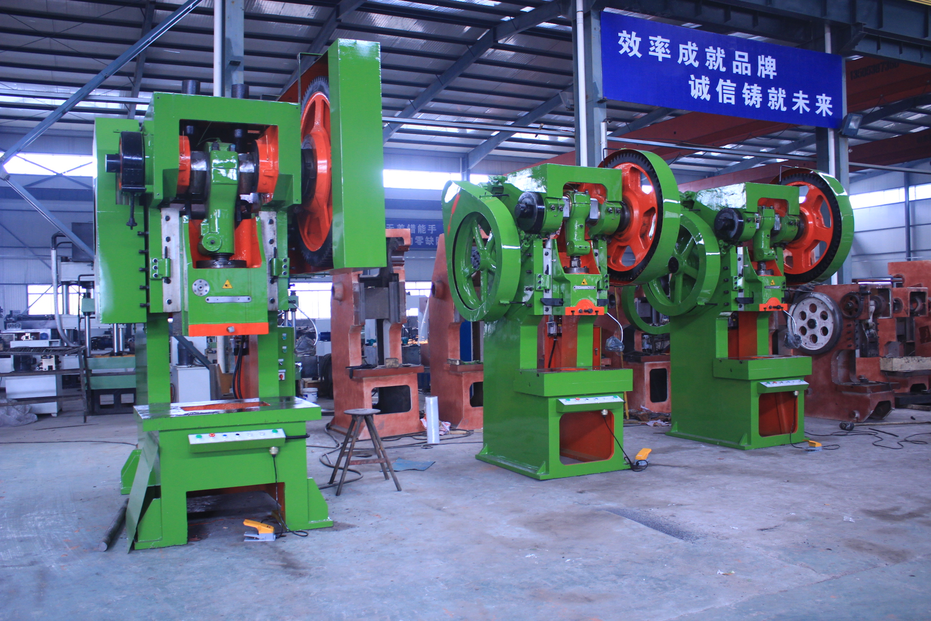 沖壓機(jī)床訂購型號(hào)為：J23開式可傾沖壓機(jī)床（沖床)：3臺(tái)，J21開式固定臺(tái)沖壓機(jī)床（沖床）：4臺(tái)。現(xiàn)在貨已發(fā)至寧夏大武口礦機(jī)公司投產(chǎn)使用中，以下為發(fā)貨時(shí)拍攝實(shí)景圖